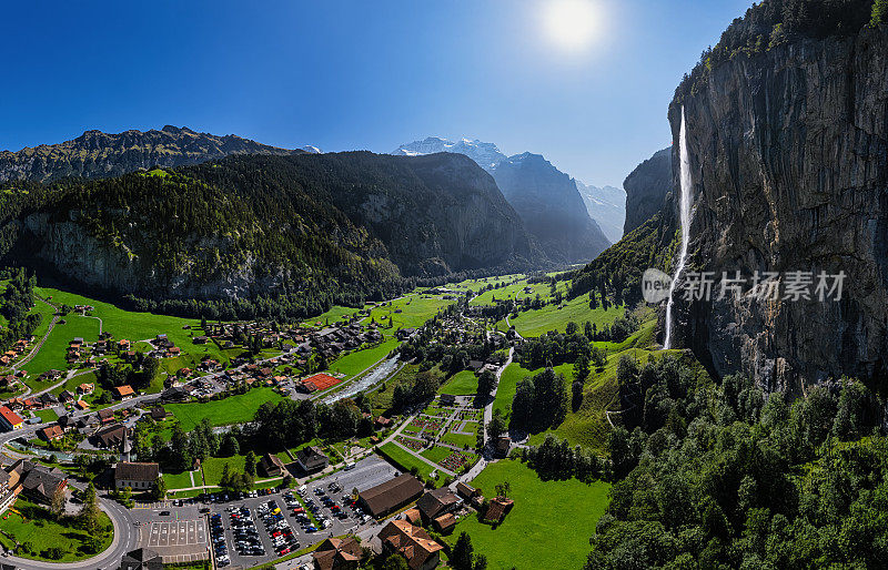 瑞士Lauterbrunnen的施托巴赫瀑布(Staubbachfall) 180度鸟瞰全景
